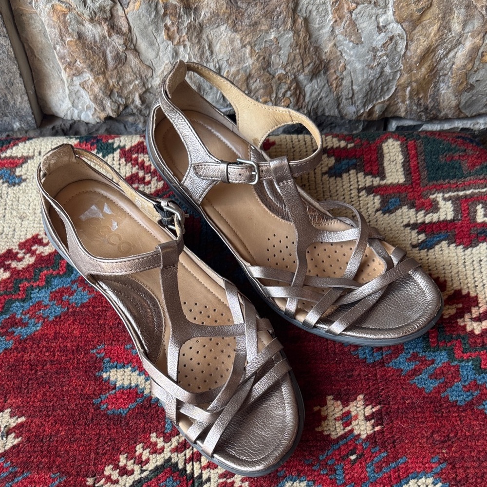 ecco Leather T-STRAP SANDALS Wedge METALLIC PEWTER SILVER Ankle Strap Sz 38